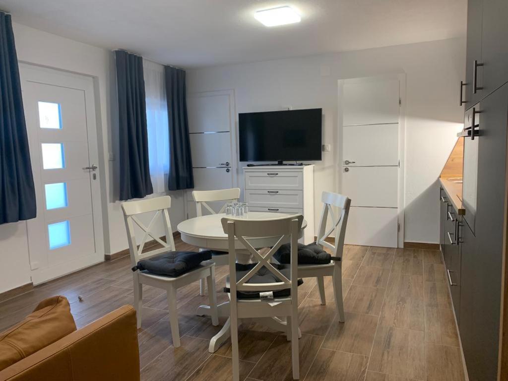 Apartmani Albatros Perusic Екстер'єр фото